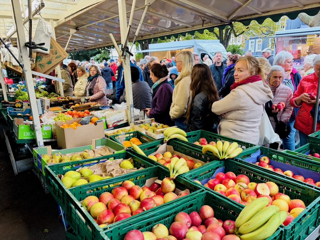 1.-Wochenmarkt-in-Lahnstein-im-Schillerpark-2026-64-1024x768 Start zum neuen Lahnsteiner Wochenmarkt im Schillerpark erfolgreich – großer Ansturm und gute Stimmung