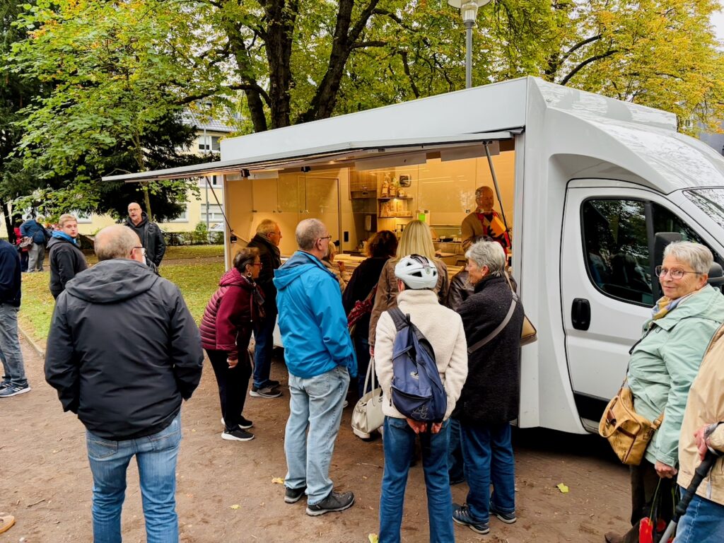 1.-Wochenmarkt-in-Lahnstein-im-Schillerpark-2026-67-1024x768 Start zum neuen Lahnsteiner Wochenmarkt im Schillerpark erfolgreich – großer Ansturm und gute Stimmung