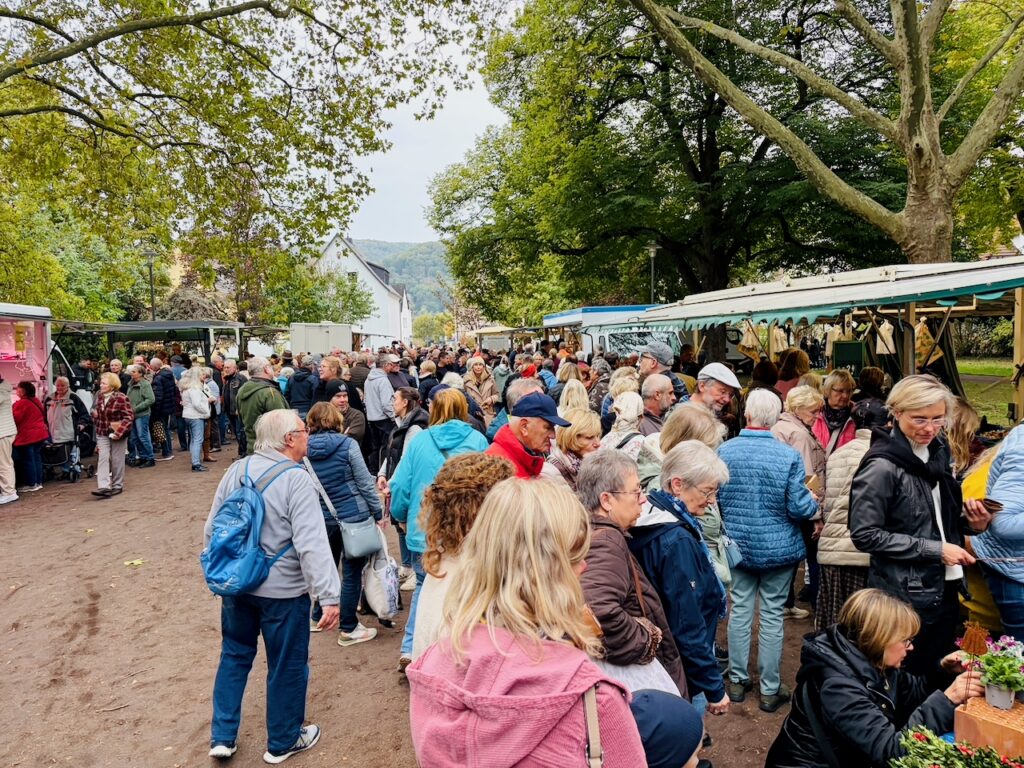 1.-Wochenmarkt-in-Lahnstein-im-Schillerpark-2026-69-1024x768 Start zum neuen Lahnsteiner Wochenmarkt im Schillerpark erfolgreich – großer Ansturm und gute Stimmung