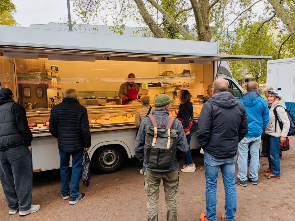 1.-Wochenmarkt-in-Lahnstein-im-Schillerpark-2026-70-1024x768 Start zum neuen Lahnsteiner Wochenmarkt im Schillerpark erfolgreich – großer Ansturm und gute Stimmung