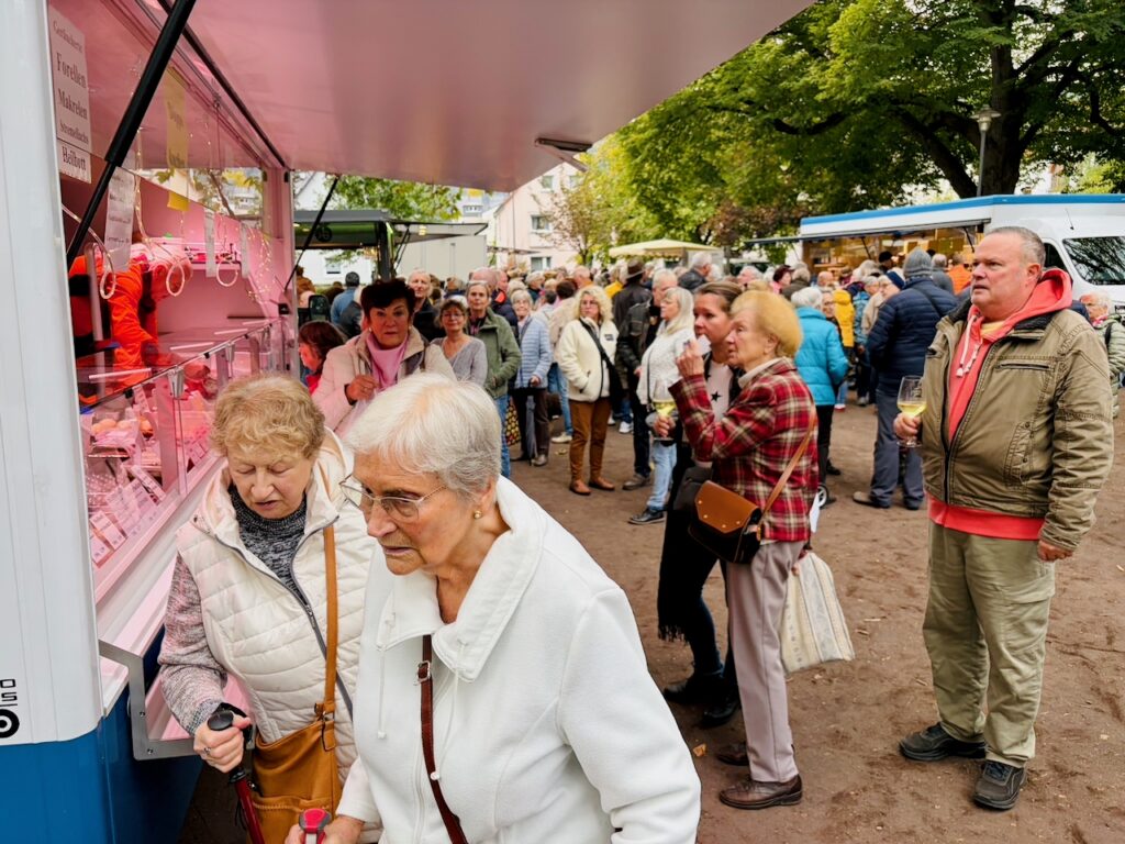 1.-Wochenmarkt-in-Lahnstein-im-Schillerpark-2026-71-1024x768 Start zum neuen Lahnsteiner Wochenmarkt im Schillerpark erfolgreich – großer Ansturm und gute Stimmung