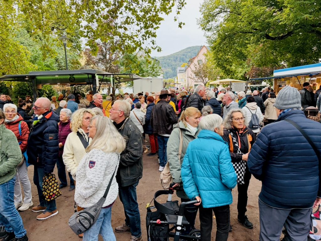 1.-Wochenmarkt-in-Lahnstein-im-Schillerpark-2026-72-1024x768 Start zum neuen Lahnsteiner Wochenmarkt im Schillerpark erfolgreich – großer Ansturm und gute Stimmung