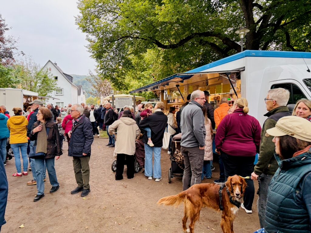 1.-Wochenmarkt-in-Lahnstein-im-Schillerpark-2026-73-1024x768 Start zum neuen Lahnsteiner Wochenmarkt im Schillerpark erfolgreich – großer Ansturm und gute Stimmung