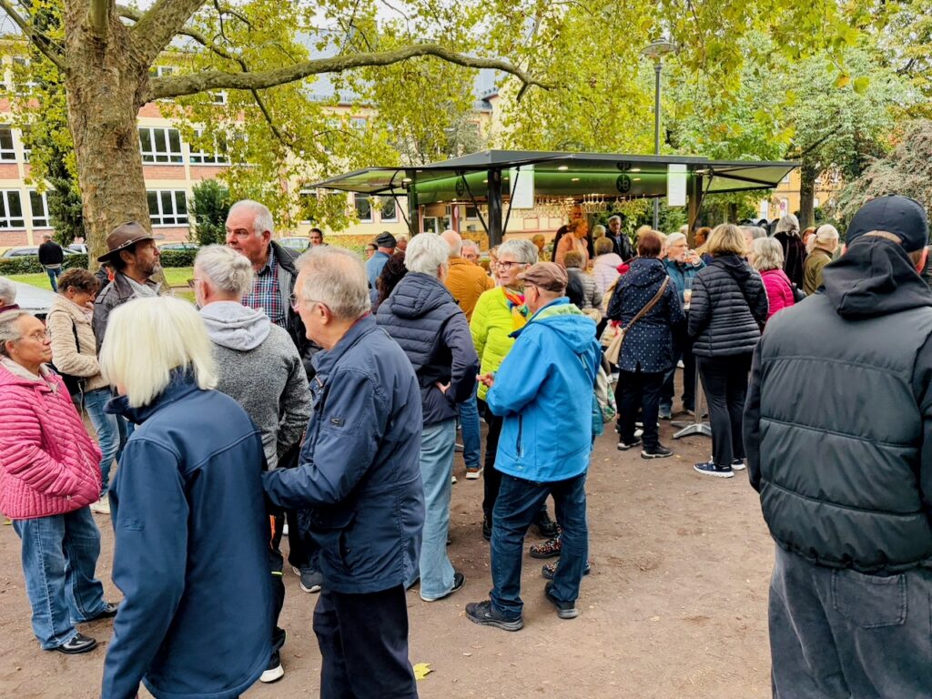 1.-Wochenmarkt-in-Lahnstein-im-Schillerpark-2026-74-1024x768 Start zum neuen Lahnsteiner Wochenmarkt im Schillerpark erfolgreich – großer Ansturm und gute Stimmung