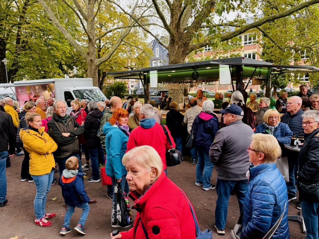 1.-Wochenmarkt-in-Lahnstein-im-Schillerpark-2026-75-1024x768 Start zum neuen Lahnsteiner Wochenmarkt im Schillerpark erfolgreich – großer Ansturm und gute Stimmung