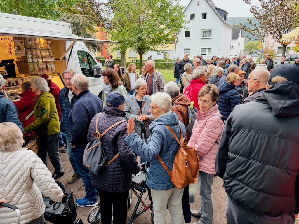 1.-Wochenmarkt-in-Lahnstein-im-Schillerpark-2026-76-1024x768 Start zum neuen Lahnsteiner Wochenmarkt im Schillerpark erfolgreich – großer Ansturm und gute Stimmung