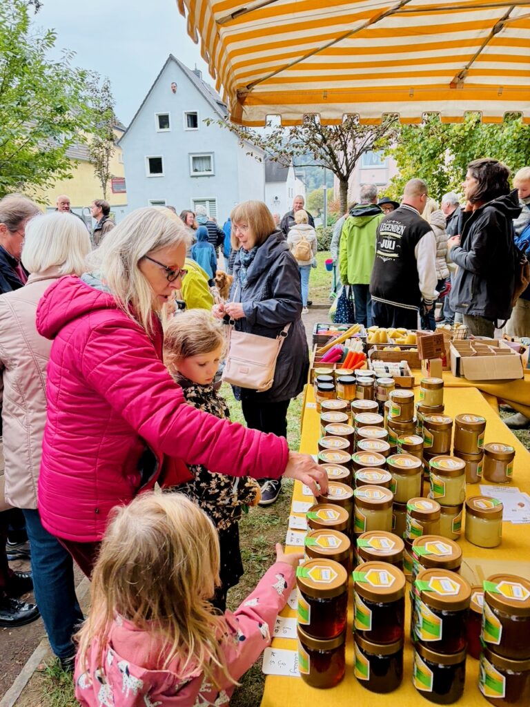 1.-Wochenmarkt-in-Lahnstein-im-Schillerpark-2026-77-768x1024 Start zum neuen Lahnsteiner Wochenmarkt im Schillerpark erfolgreich – großer Ansturm und gute Stimmung