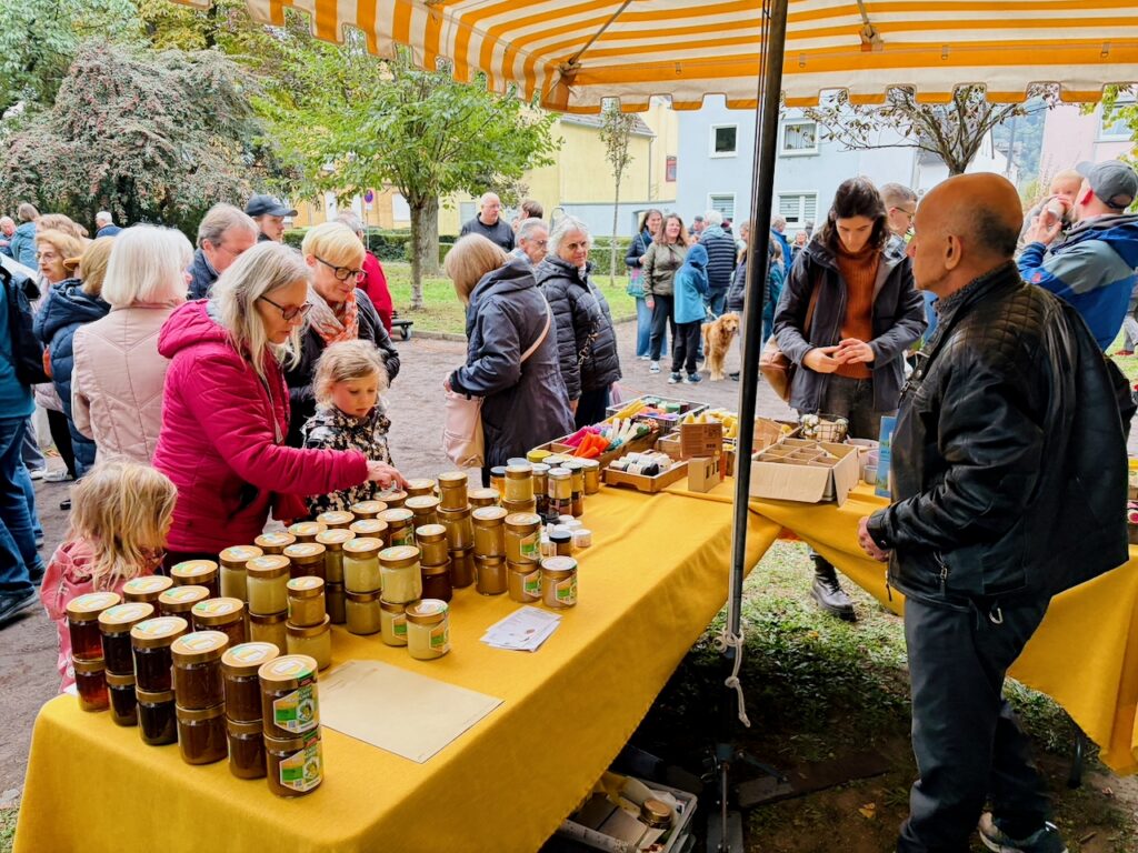 1.-Wochenmarkt-in-Lahnstein-im-Schillerpark-2026-78-1024x768 Start zum neuen Lahnsteiner Wochenmarkt im Schillerpark erfolgreich – großer Ansturm und gute Stimmung