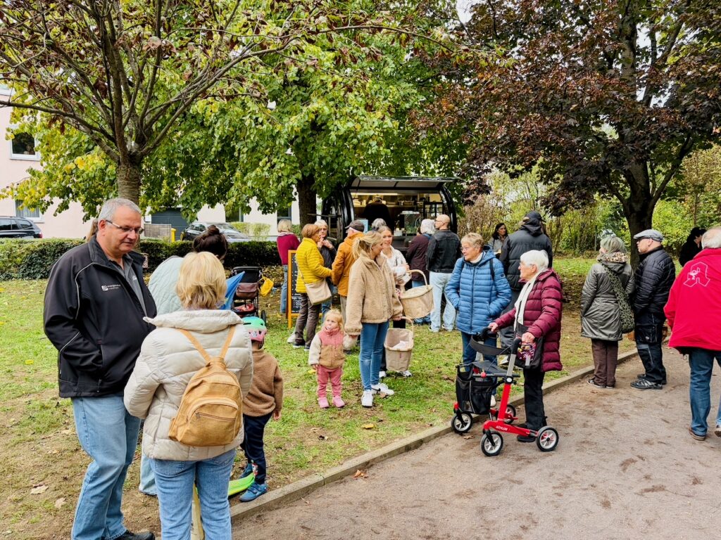 1.-Wochenmarkt-in-Lahnstein-im-Schillerpark-2026-79-1024x768 Start zum neuen Lahnsteiner Wochenmarkt im Schillerpark erfolgreich – großer Ansturm und gute Stimmung