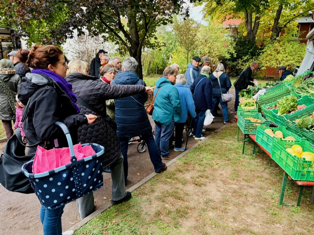 1.-Wochenmarkt-in-Lahnstein-im-Schillerpark-2026-80-1024x768 Start zum neuen Lahnsteiner Wochenmarkt im Schillerpark erfolgreich – großer Ansturm und gute Stimmung