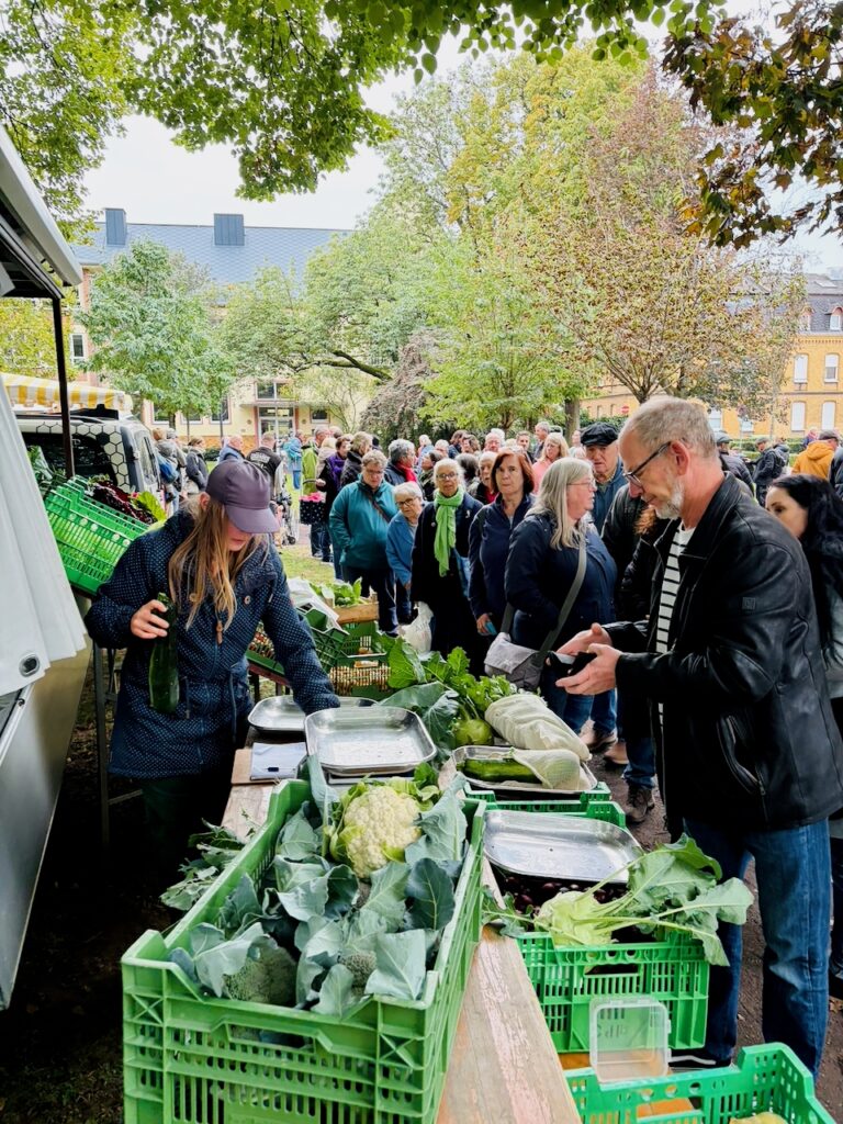 1.-Wochenmarkt-in-Lahnstein-im-Schillerpark-2026-81-768x1024 Start zum neuen Lahnsteiner Wochenmarkt im Schillerpark erfolgreich – großer Ansturm und gute Stimmung