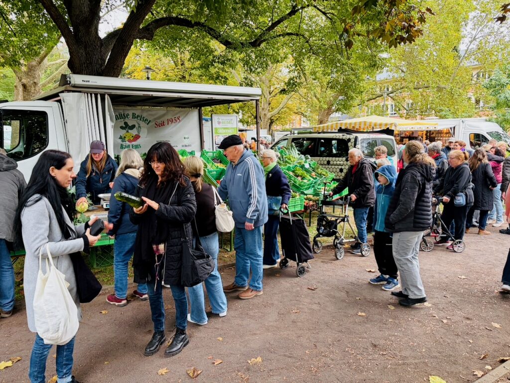1.-Wochenmarkt-in-Lahnstein-im-Schillerpark-2026-83-1024x768 Start zum neuen Lahnsteiner Wochenmarkt im Schillerpark erfolgreich – großer Ansturm und gute Stimmung
