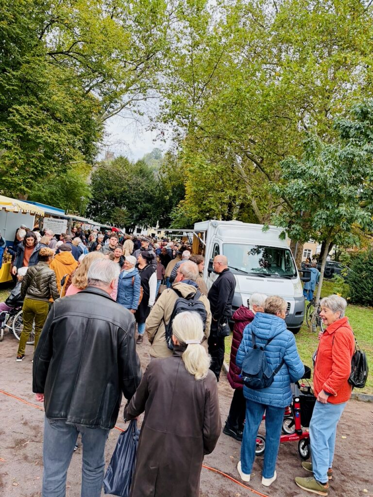 1.-Wochenmarkt-in-Lahnstein-im-Schillerpark-2026-85-768x1024 Start zum neuen Lahnsteiner Wochenmarkt im Schillerpark erfolgreich – großer Ansturm und gute Stimmung