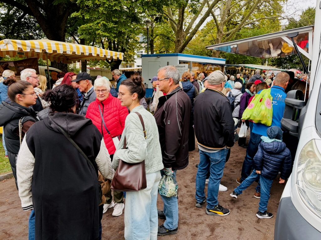 1.-Wochenmarkt-in-Lahnstein-im-Schillerpark-2026-90-1024x768 Start zum neuen Lahnsteiner Wochenmarkt im Schillerpark erfolgreich – großer Ansturm und gute Stimmung