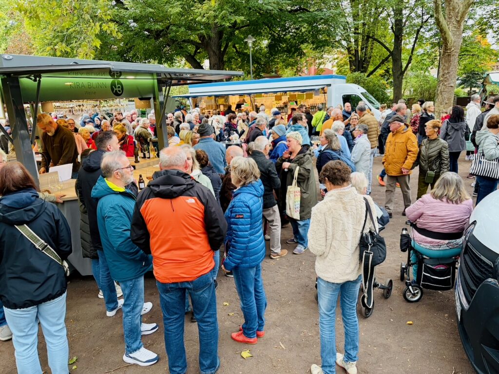 1.-Wochenmarkt-in-Lahnstein-im-Schillerpark-2026-92-1024x768 Start zum neuen Lahnsteiner Wochenmarkt im Schillerpark erfolgreich – großer Ansturm und gute Stimmung