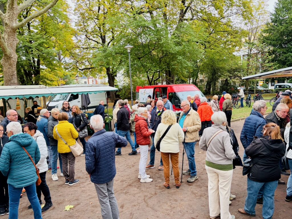 1.-Wochenmarkt-in-Lahnstein-im-Schillerpark-2026-93-1024x768 Start zum neuen Lahnsteiner Wochenmarkt im Schillerpark erfolgreich – großer Ansturm und gute Stimmung