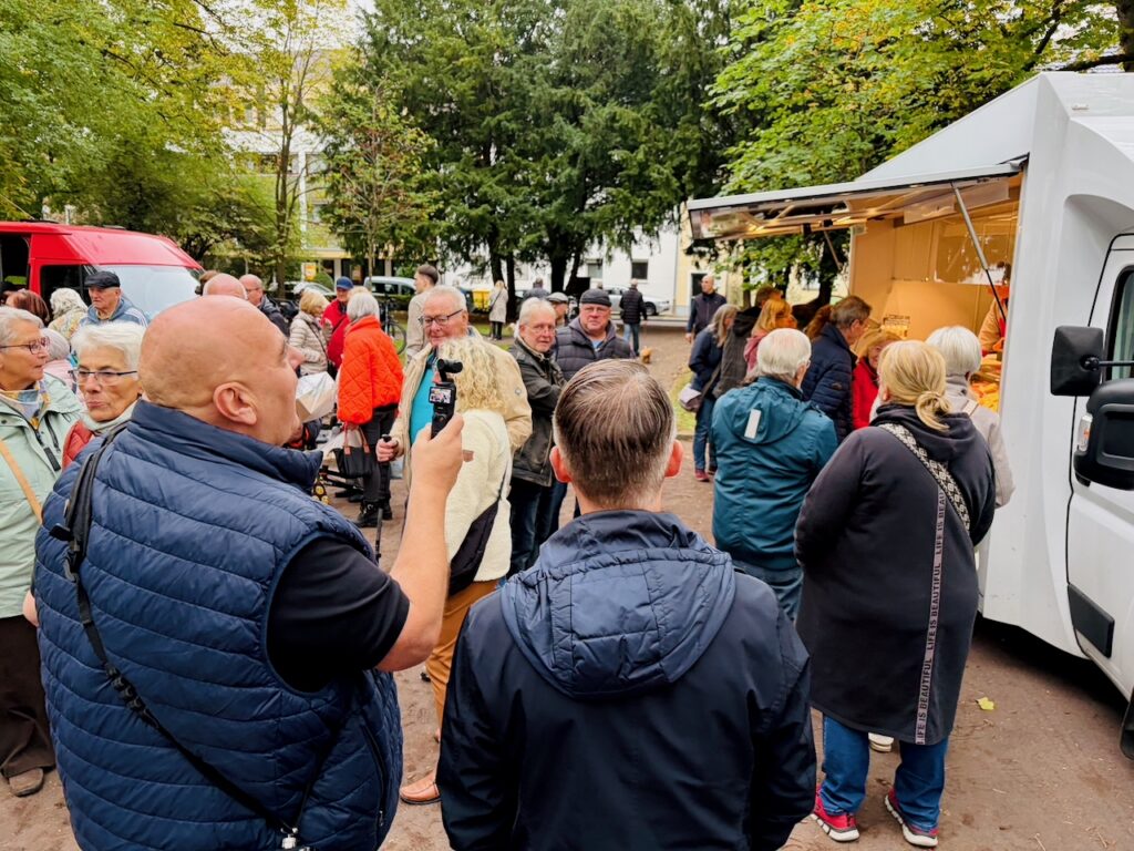 1.-Wochenmarkt-in-Lahnstein-im-Schillerpark-2026-94-1024x768 Start zum neuen Lahnsteiner Wochenmarkt im Schillerpark erfolgreich – großer Ansturm und gute Stimmung