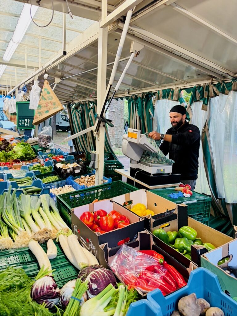 1.-Wochenmarkt-in-Lahnstein-im-Schillerpark-2026-95-768x1024 Start zum neuen Lahnsteiner Wochenmarkt im Schillerpark erfolgreich – großer Ansturm und gute Stimmung