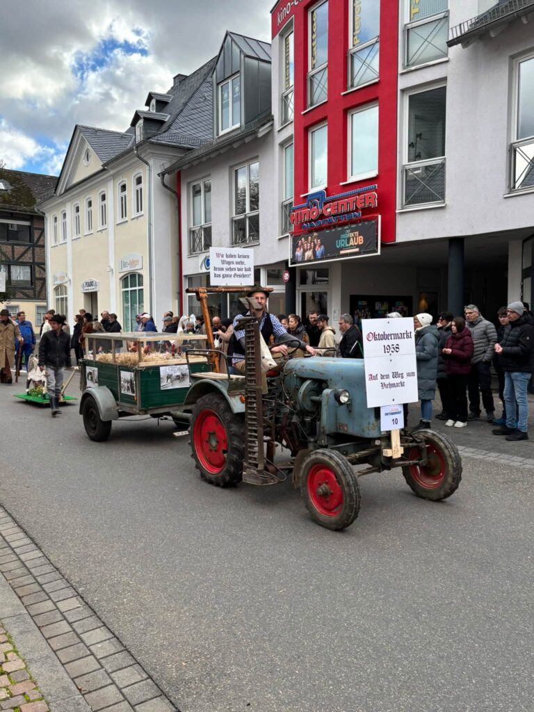859038716_29516958484578140_2845590344468691424_n-768x1024 Fotos vom Umzug Oktobermarkt 2026 in Nastätten