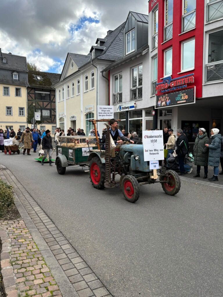 859815929_29516946044579384_7559305398288133790_n-768x1024 Fotos vom Umzug Oktobermarkt 2026 in Nastätten