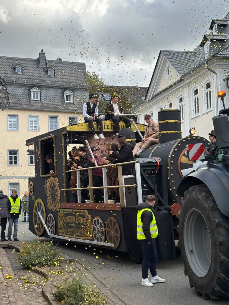 862233846_29516941431246512_1002675108072070809_n-768x1024 Fotos vom Umzug Oktobermarkt 2026 in Nastätten