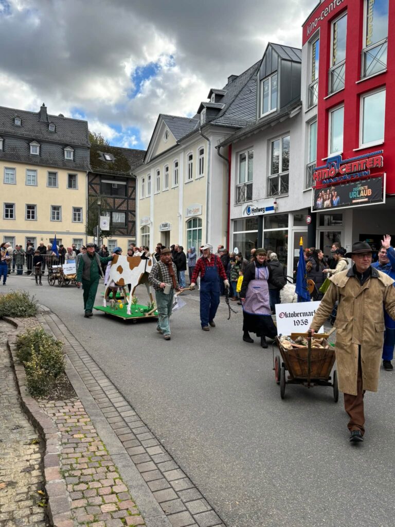 862323084_29516944977912824_1396405792417997394_n-768x1024 Fotos vom Umzug Oktobermarkt 2026 in Nastätten