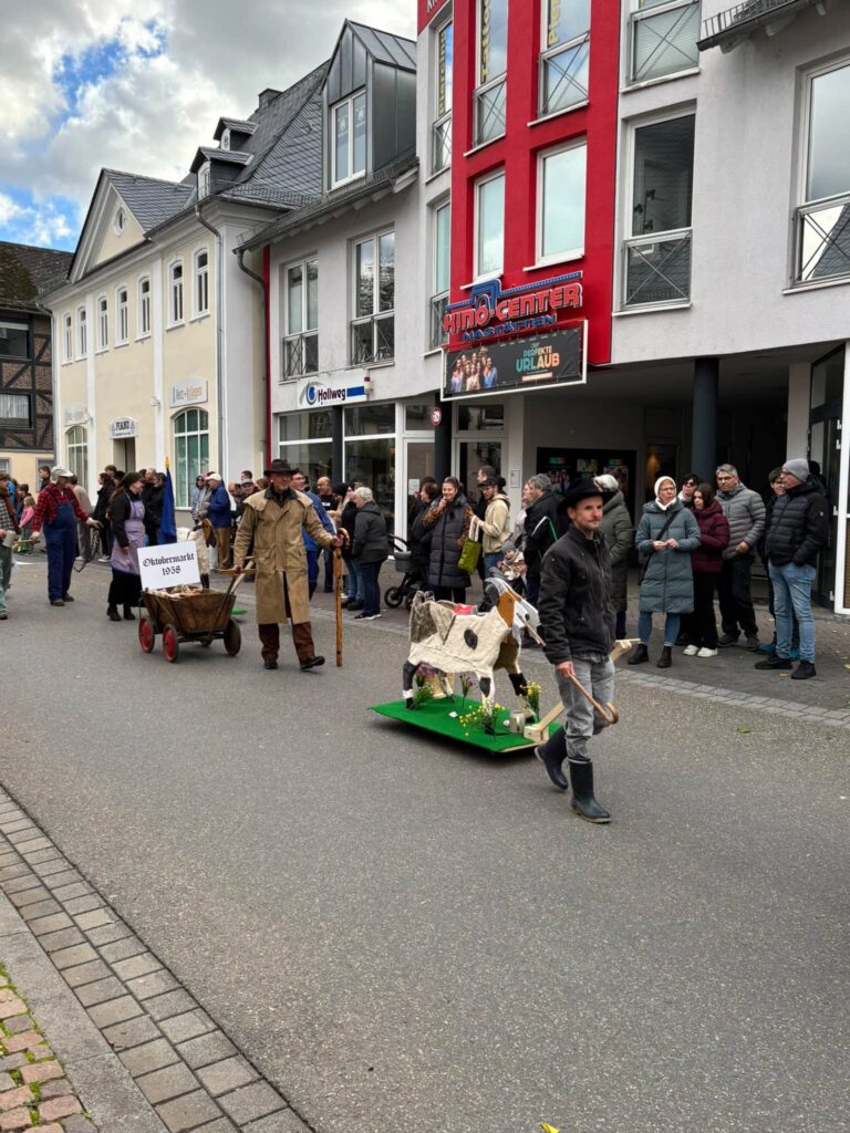 863954563_29516946524579336_2700122502847129781_n-768x1024 Fotos vom Umzug Oktobermarkt 2026 in Nastätten