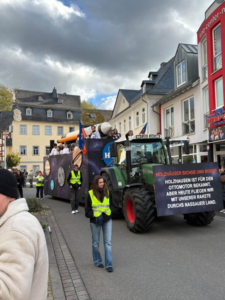 865084832_29516940401246615_218124743349392342_n-768x1024 Fotos vom Umzug Oktobermarkt 2026 in Nastätten