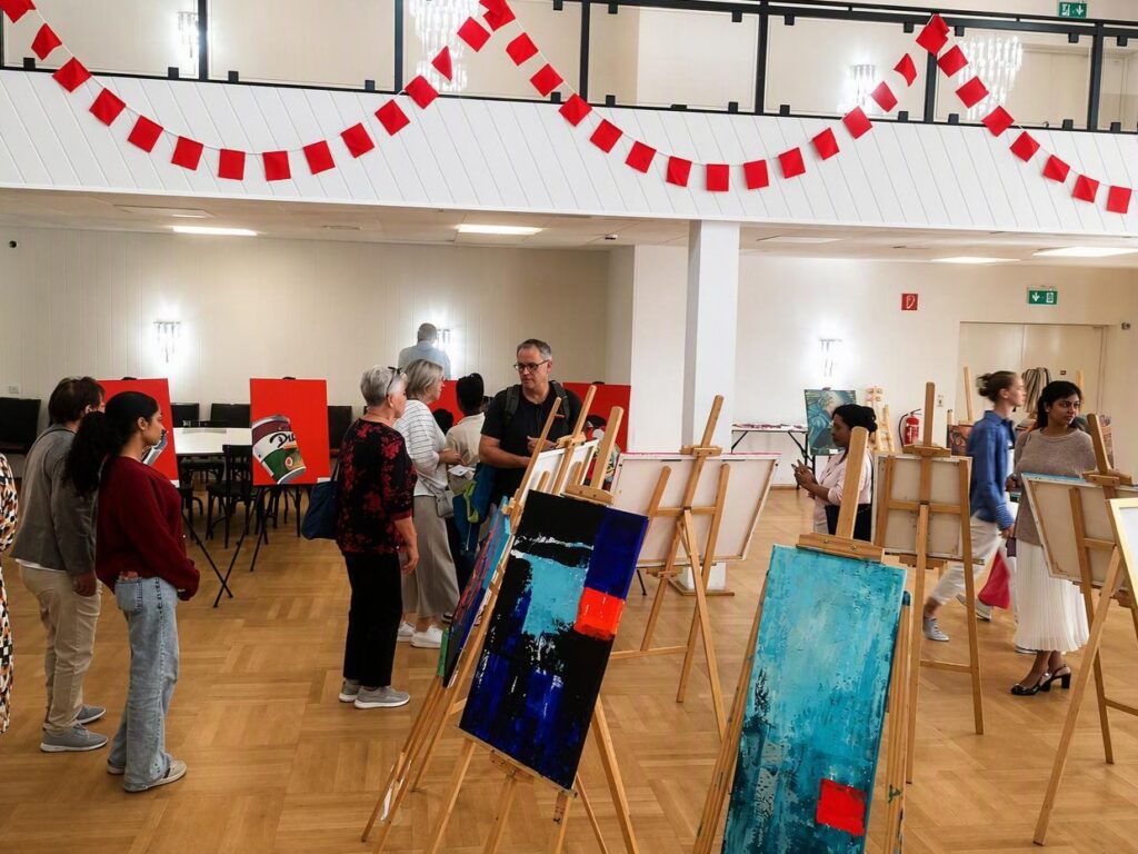 Ausstellung-Ueberblick_1a-1024x768 „Das letzte der vier Bilder habe ich erst vor 2 Tagen fertig gemalt“ (Sabina Hoque)