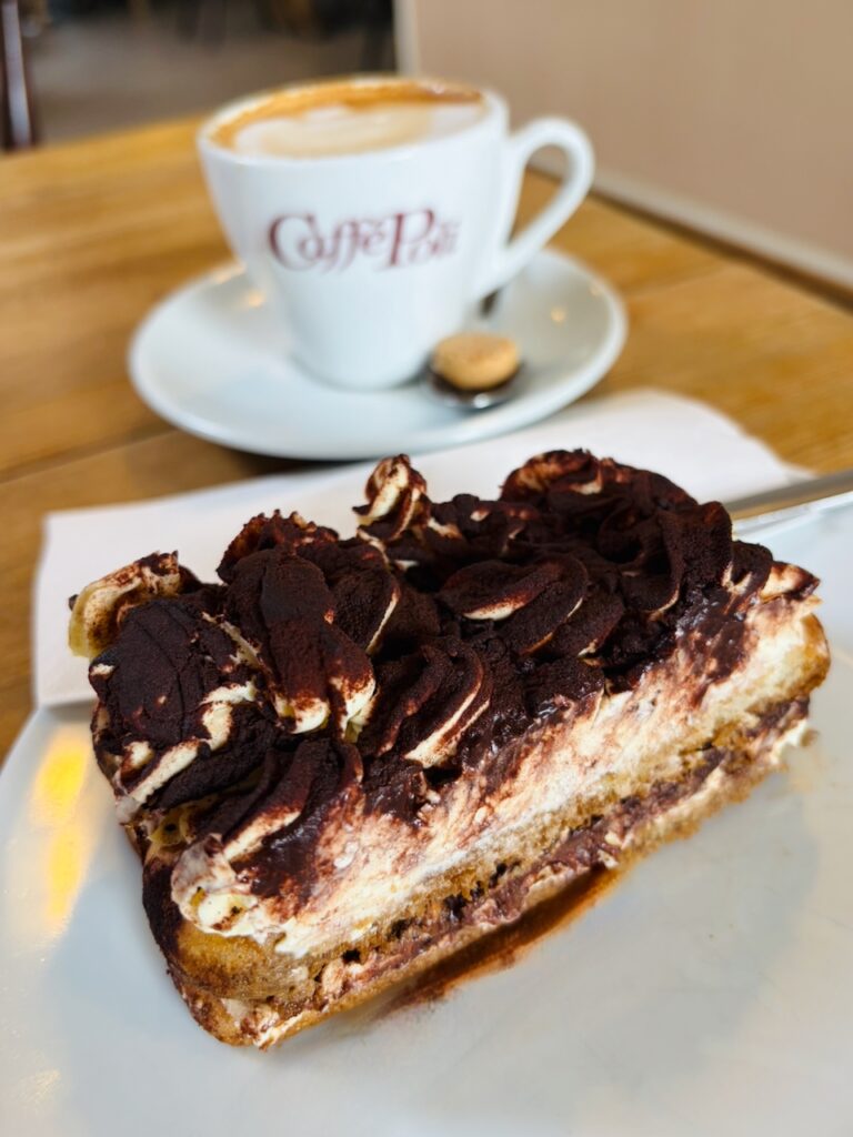 Cafe-am-Kapuzinerplatz-Ehrenbreitstein-2026-1-768x1024 Ein Stück Italien am Kapuzinerplatz: Giovanni, Ralfs Tiramisu und ein Wochenmarkt zum Verlieben