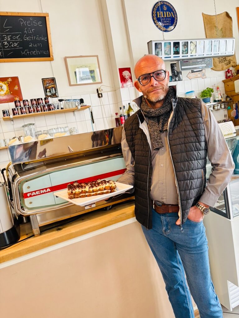Cafe-am-Kapuzinerplatz-Ehrenbreitstein-2026-2-768x1024 Ein Stück Italien am Kapuzinerplatz: Giovanni, Ralfs Tiramisu und ein Wochenmarkt zum Verlieben