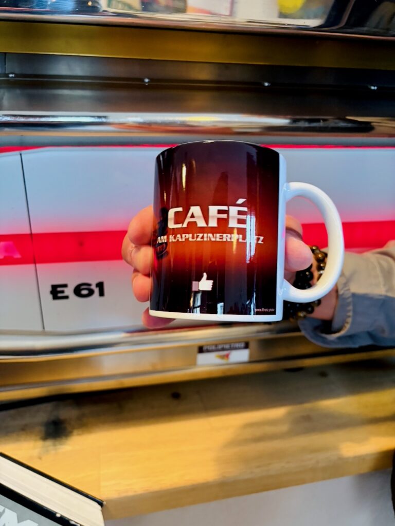 Cafe-am-Kapuzinerplatz-Ehrenbreitstein-2026-7-768x1024 Ein Stück Italien am Kapuzinerplatz: Giovanni, Ralfs Tiramisu und ein Wochenmarkt zum Verlieben