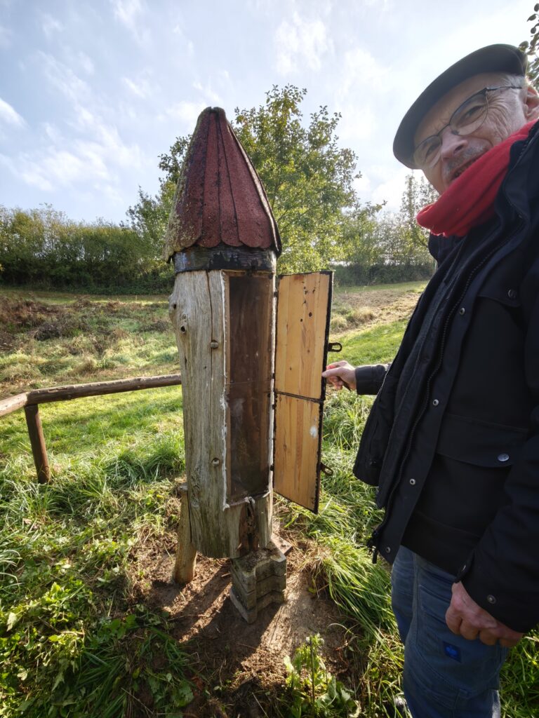 Wolfgang-mit-Klotzbeute-768x1024 Berghausen: ein glückliches Dorf im Einrich